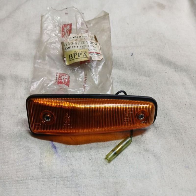 lampu sen fender kanan original daihatsu charade G10 thn 79 sp 83