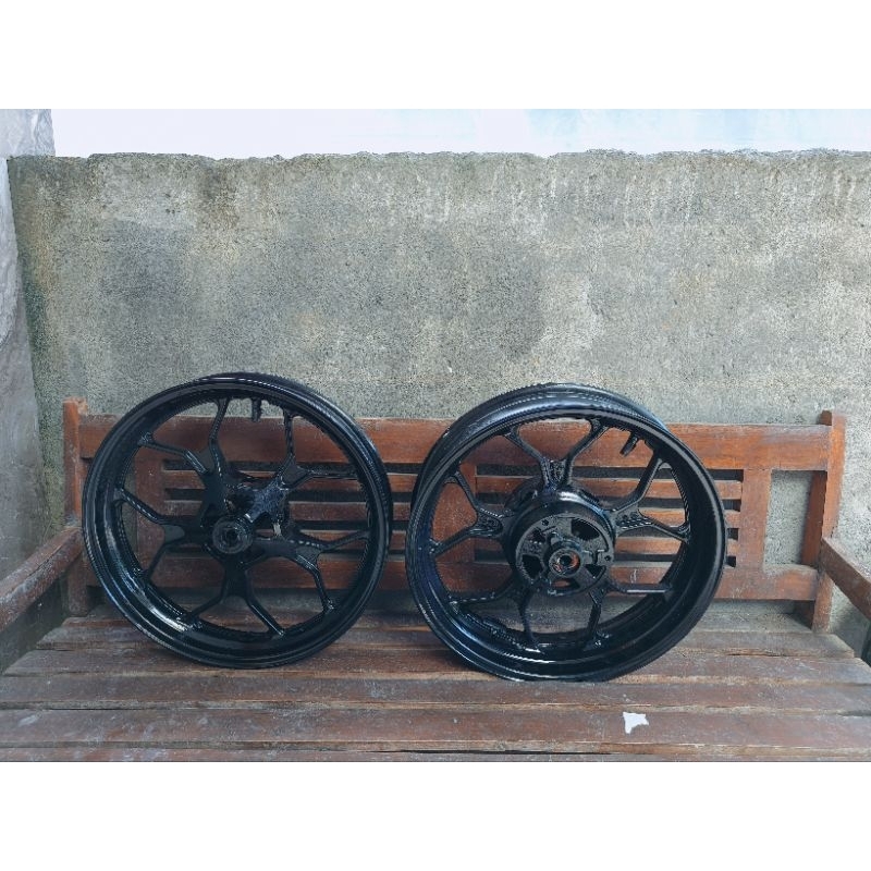 velg original ORI depan belakang copotan Yamaha R25 MT25 ABS non ABS 2014 - 2024 warna hitam biru si