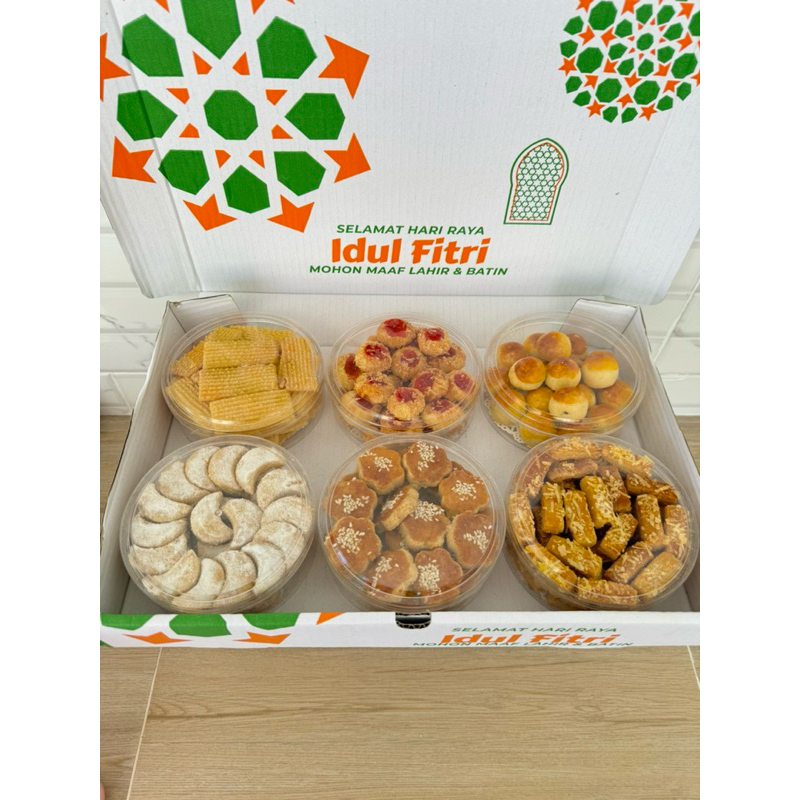 

Hampers Lebaran Kue Kering isi 6 toples 250g tersedia 4 paket