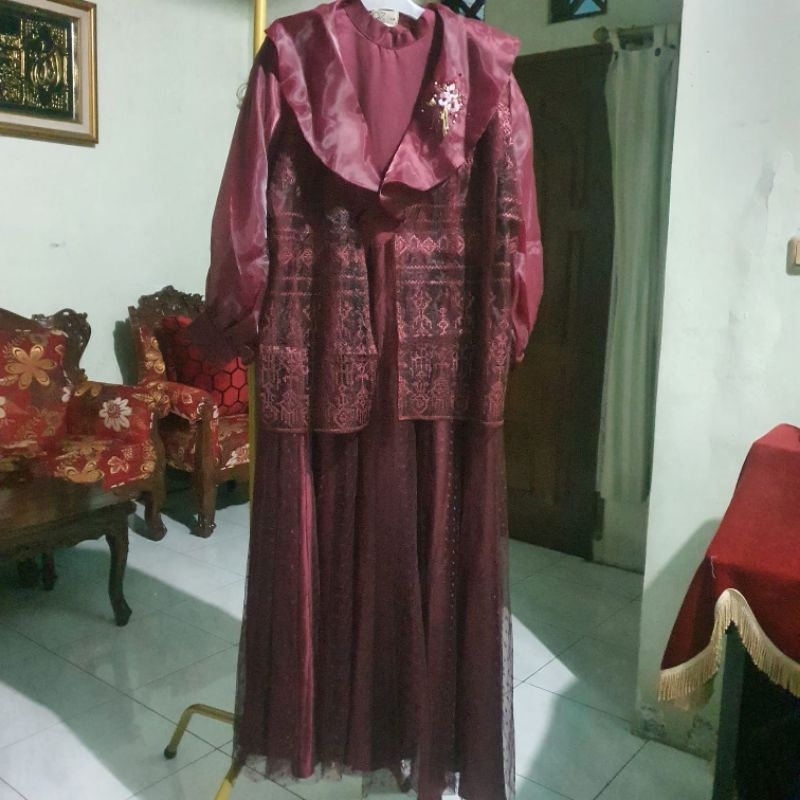 Satu stel outer, dress dan hijab segi empat warna maroon  (Alfizahrahijab)