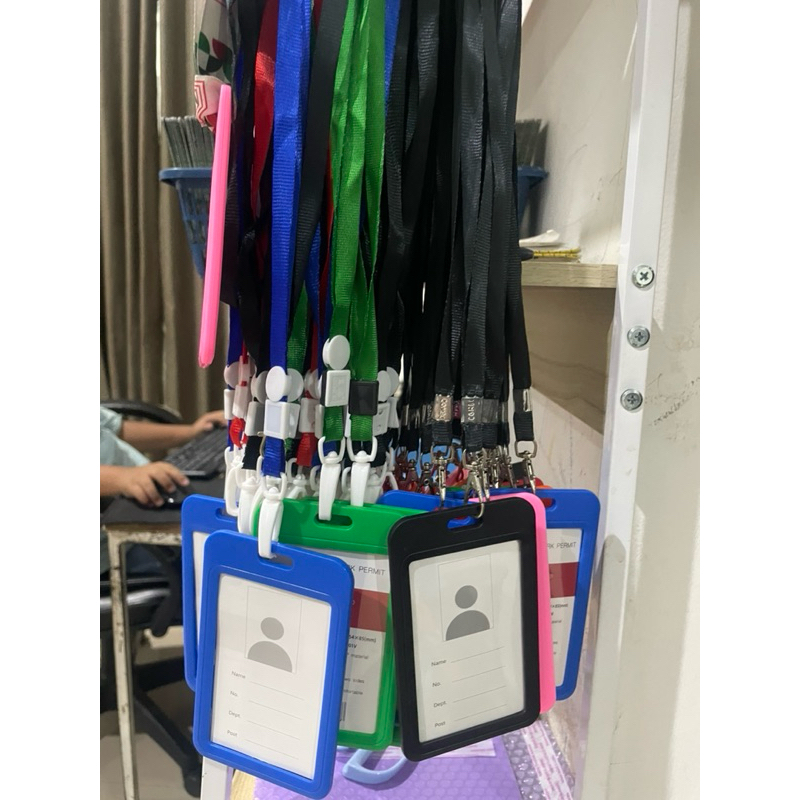 

Pelindung kartu + tali lanyard