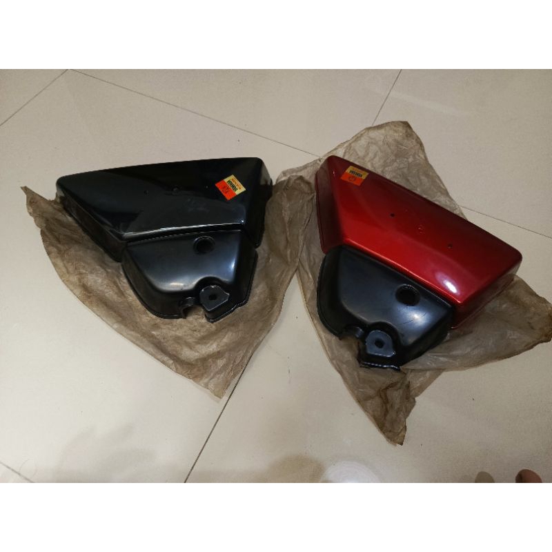 SIDE BOX COVER TUTUP AKI KEMPOL KANAN YAMAHA L2SN L2SUPER L2 SUPER ORIGINAL NOS ORI BARU MERAH HITAM