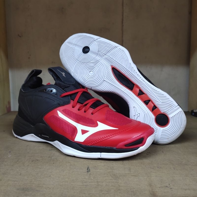 Sepatu Mizuno Wave Momentum 2 Low Black Red Olahraga Volly