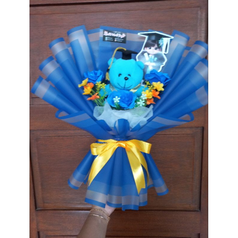 bucket boneka wisuda dan bunga artificial