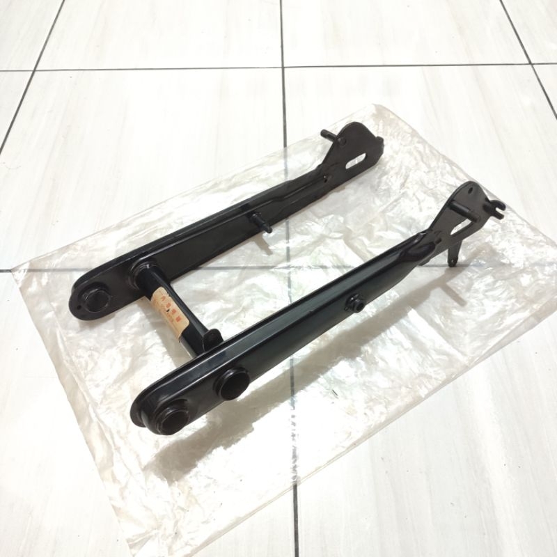 swing arm arem lengam ayun garpu belakang honda C50 C65 C70 C90 pispot nos