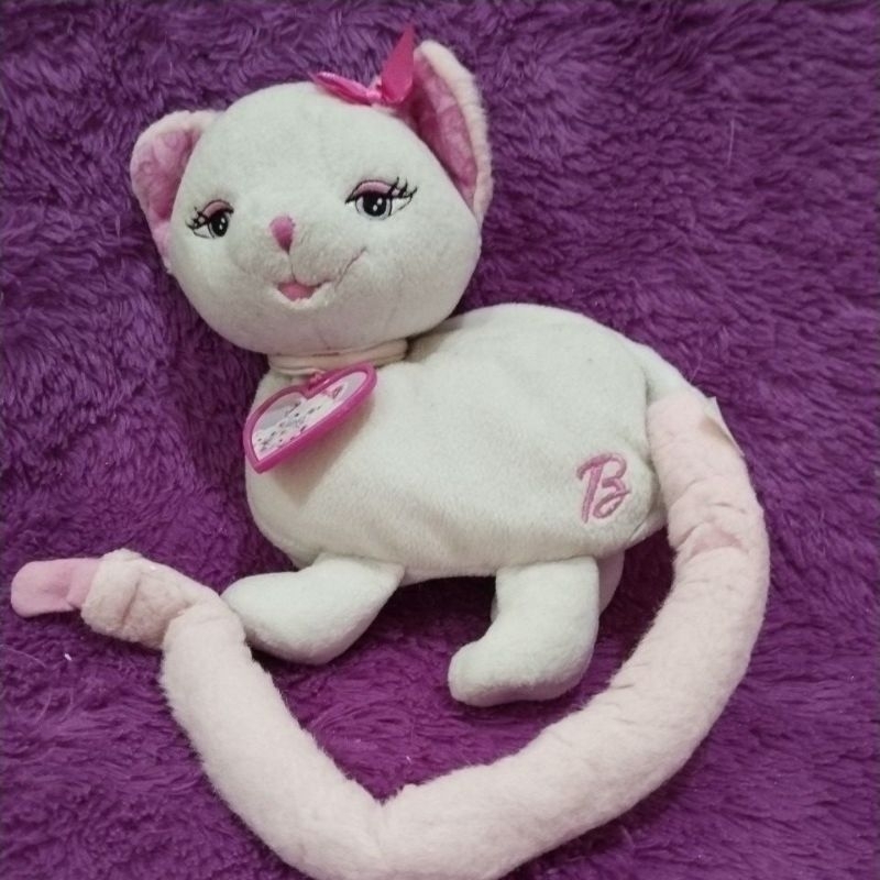 boneka kucing tempat sesuatu