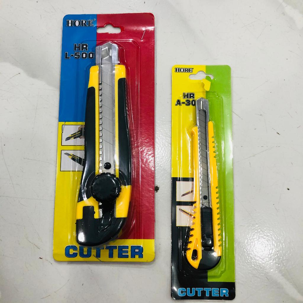 

Cutter Pemotong Merk Hero Type HR L-500 dan HR A-300 Cocok Untuk Memotong Kertas, Kadus, dan Plastik