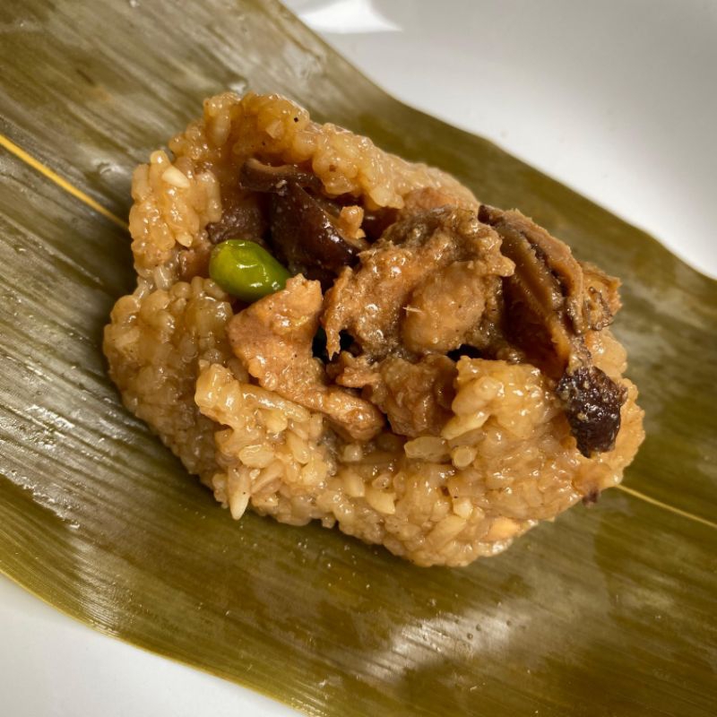 

bakcang ayam dengan isian daging ayam, jamur shitake hioko, (cabe rawit)