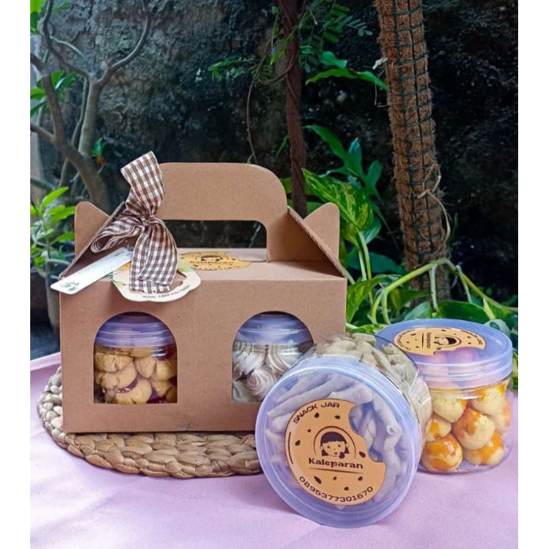 

Paket Hampers Parcel Kue Lebaran 1 Toples Kue & 1 Toples Snack Jar 400ml, Ready Stock Delivery Jogja