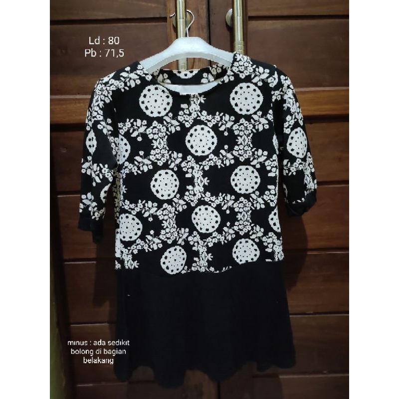 Preloved Kaos Bunga Hitam