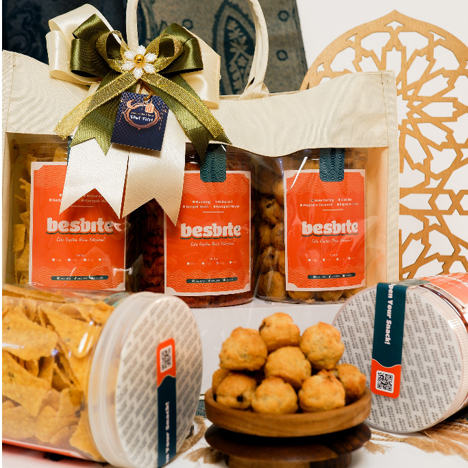 

Hampers Lebaran - Bingkisan Lebaran - Hampers Snack Pedas Asin