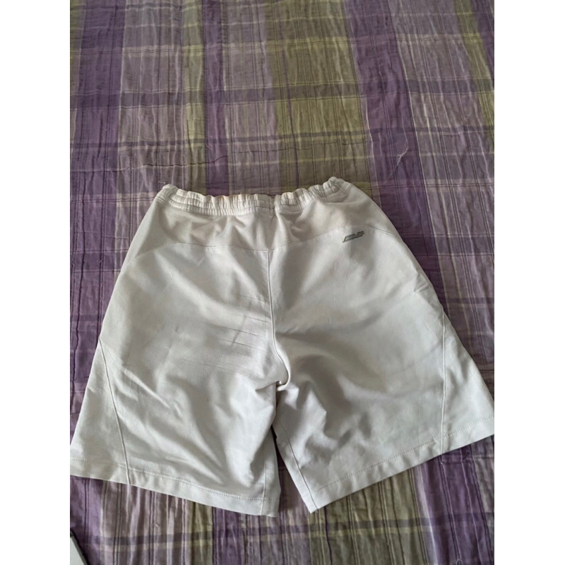 celana pendek pria putih