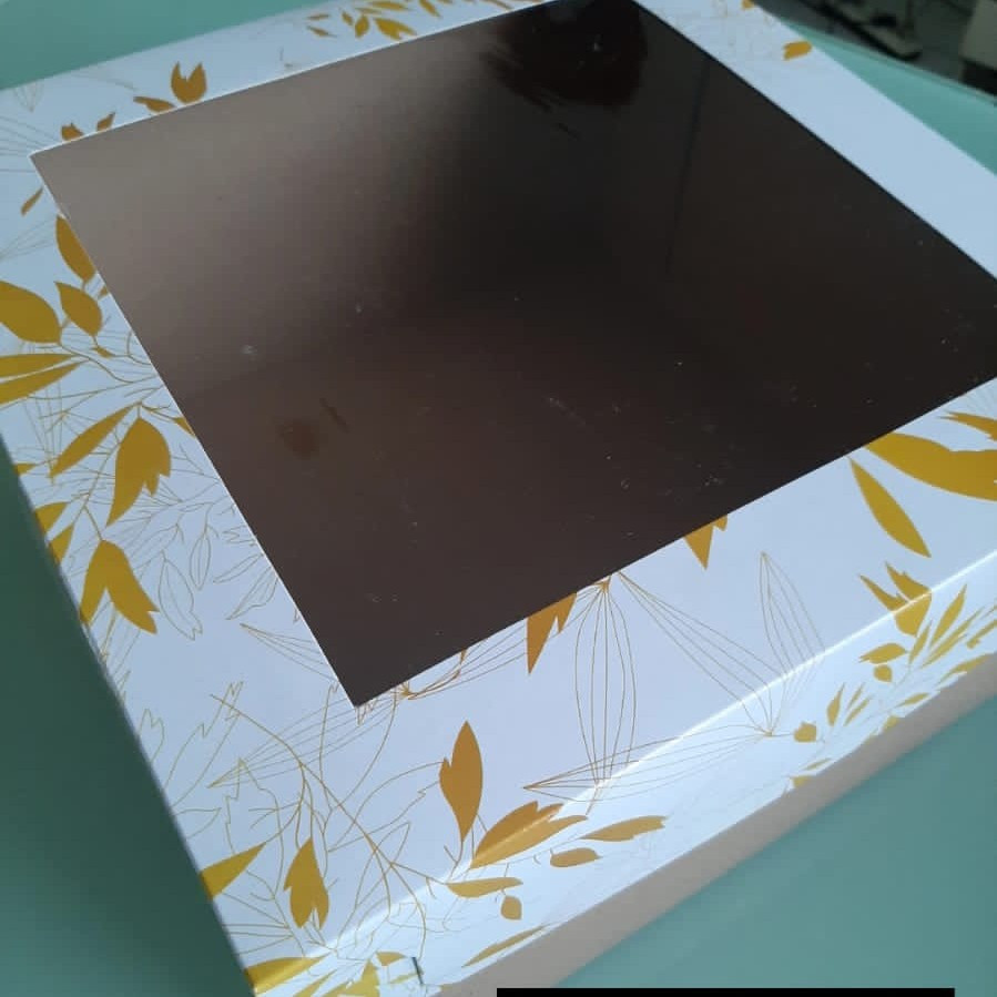

Gift Box Suvenir Kardus Hampers Kue Sponge Golden Bambu Jendela Mika Isi 5 Buah Uk. 22x22x16 cm