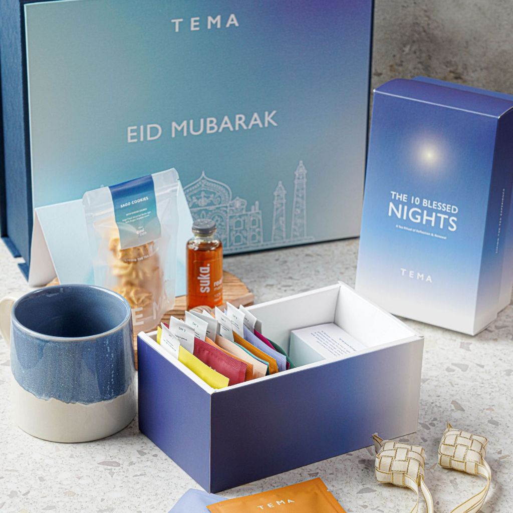 

TEMA Tea RIHAN - Lebaran / Idul Fitri Gift Hampers Set - 10 Tea Bags Collection, Ceramic Blue Tea Cup, SUKA Honey & Spoon, Sago Cookies (Kue Sagu), Eid Mubarak Box