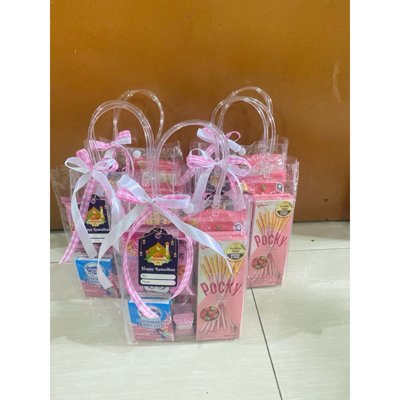 

HAMPERS SNACK ULANG TAHUN, WISUDA, UCAPAN YANG LAIN, LEBARAN isi 5-7 Snack [Varian pink]