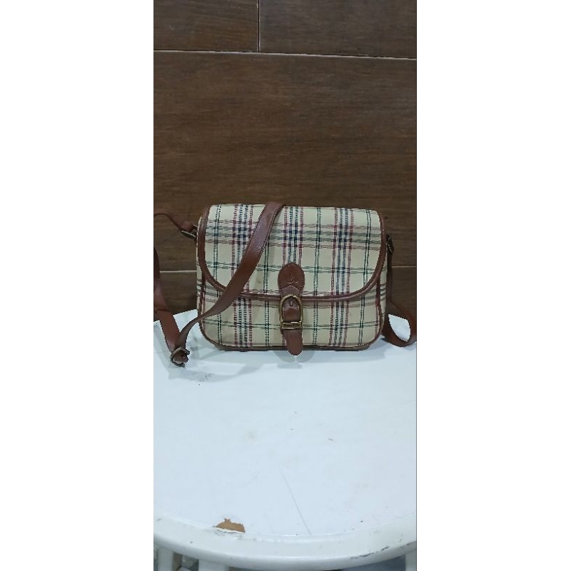 Tas cewek bekas. Tas cewek preloved. Tas cewek second. Sling bag bekas. Sling bag preloved second. T