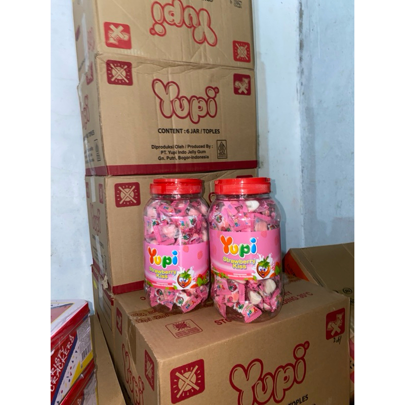 

[330gr]YUPI Kemasan Toples / Permen Yupi Strawbery Kiss (Eceran)