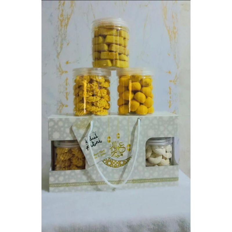 

hampers lebaran isi 3 toples ( kue kacang,kue semprit bunga,& kue sagu keju)