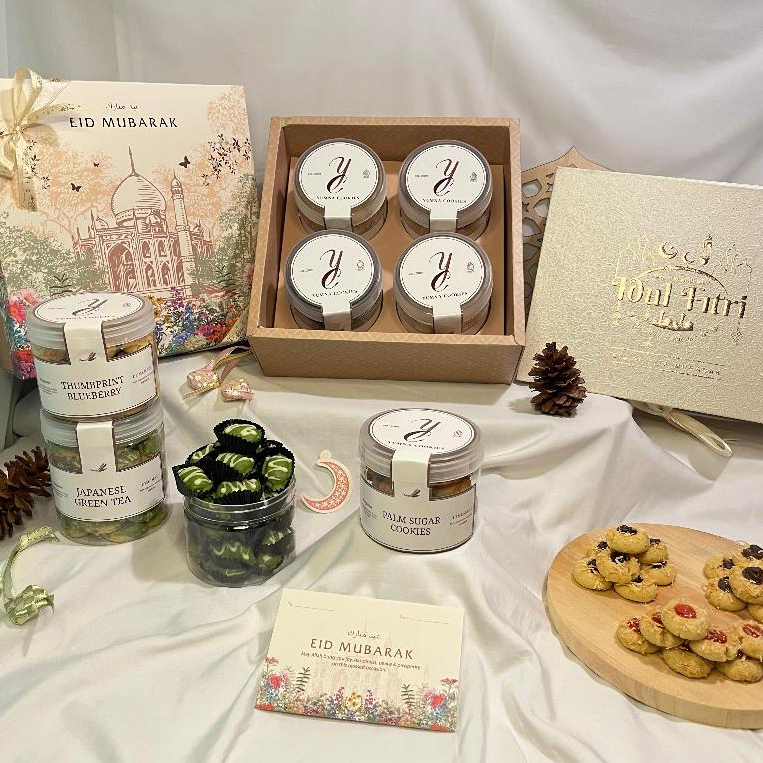

YUMNA HAMPERS | PAKET KUE LEBARAN HAMPERS ISI 4 KUE 400ml