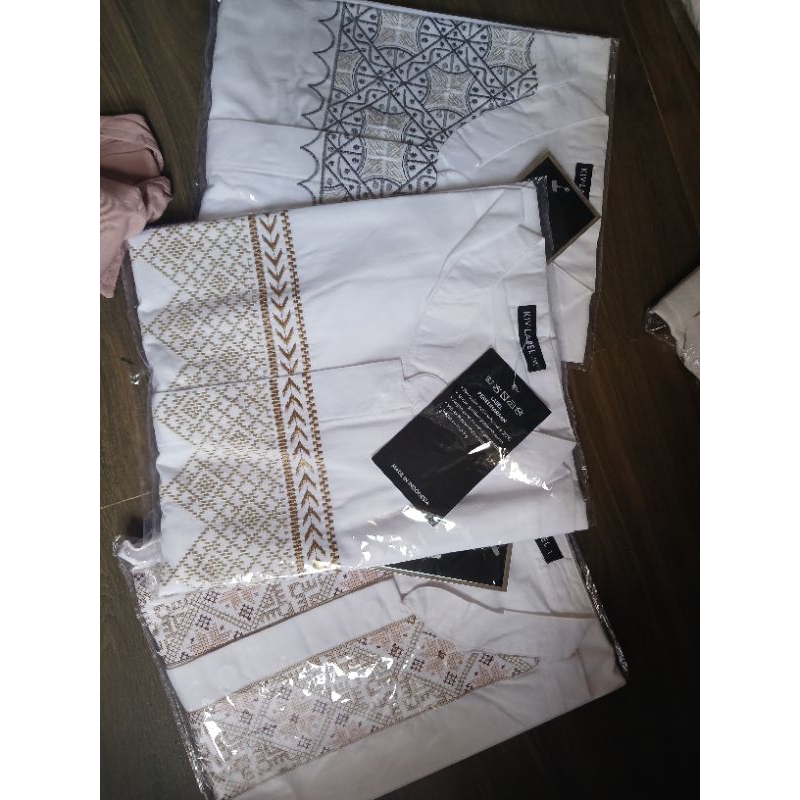 Koko putih dewasa Kiv label