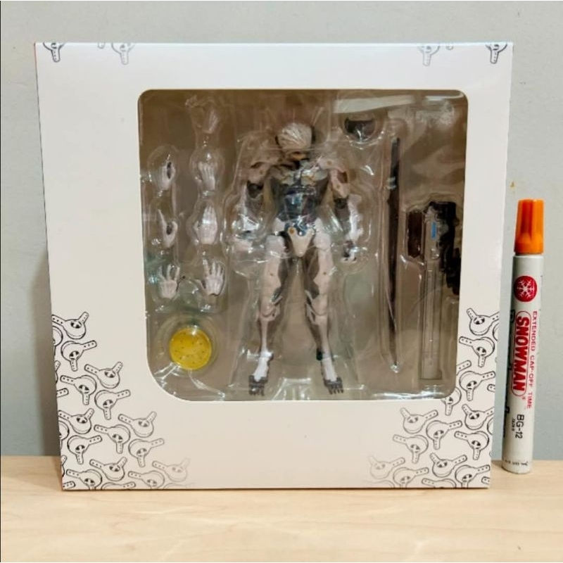mainan action figureKaiyodo Revoltech Yamaguchi No. 140 Raiden action figure from the video game Met
