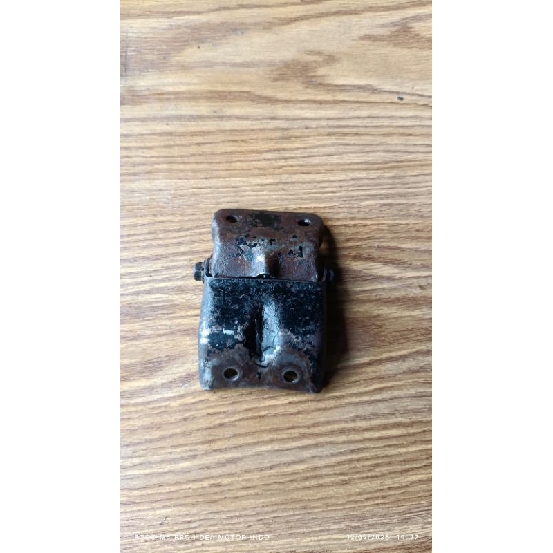 Engsel jok Suzuki RC 100 original garing engsel jok Suzuki RC 100/engsel jok Suzuki bravo/engsel jok