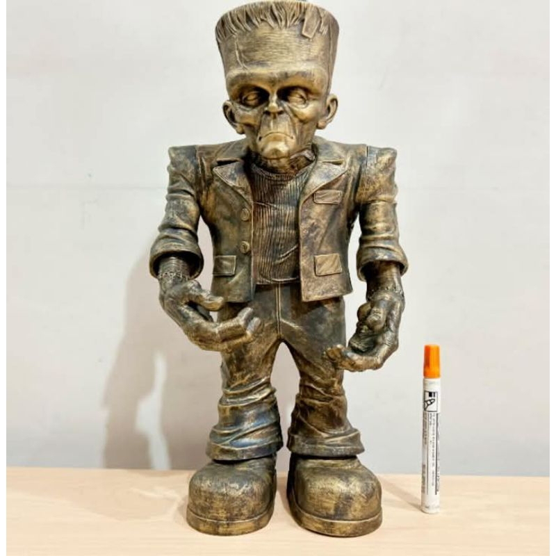 mainan action figure frankenstein monster Warning the monster is looseMezco hooror toys The original