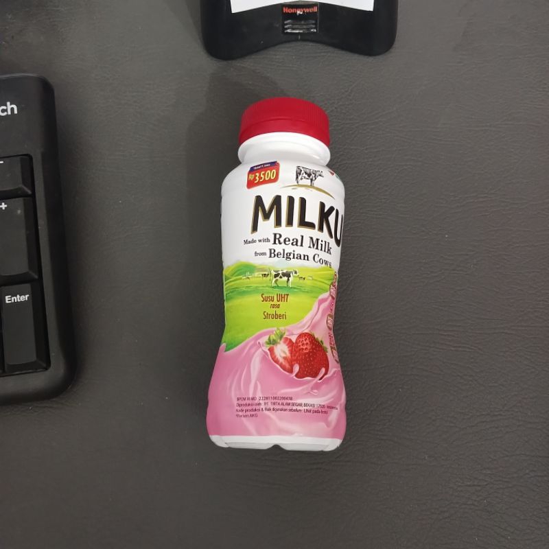 

Milku Susu UHT Botol Strawberry 200ml