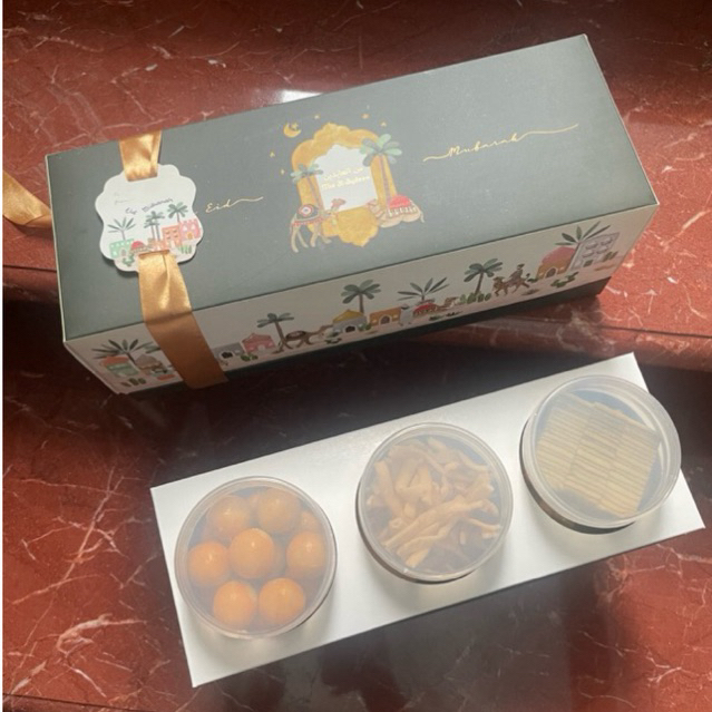 

Hampers isi 3 toples (nastar, cheese stick, lapis legit/cookies chocolate