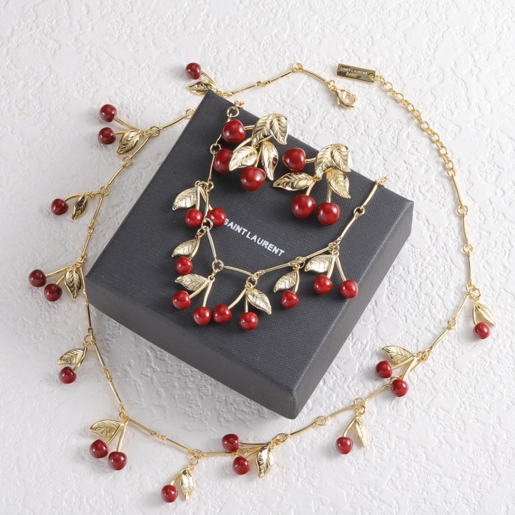 Gaya manis Set anting - anting, gelang, dan kalung dengan daun perak dan ceri merah yang penuh dinam