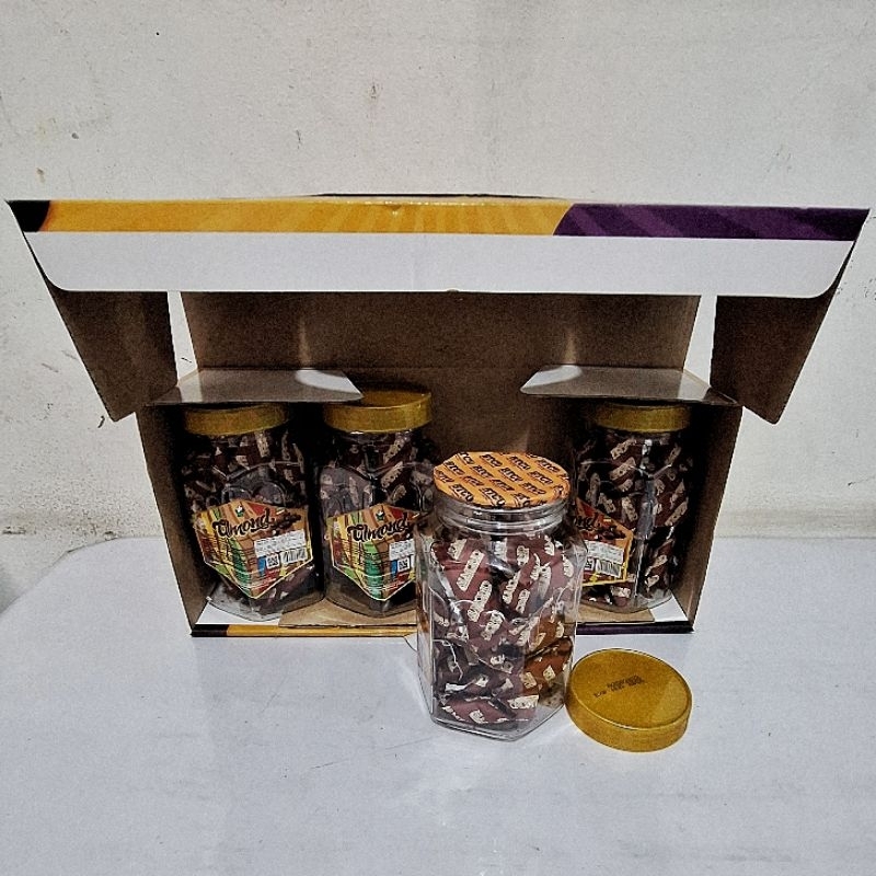 

Paket Parcel Hampers Coklat Almomd isi 4 toples