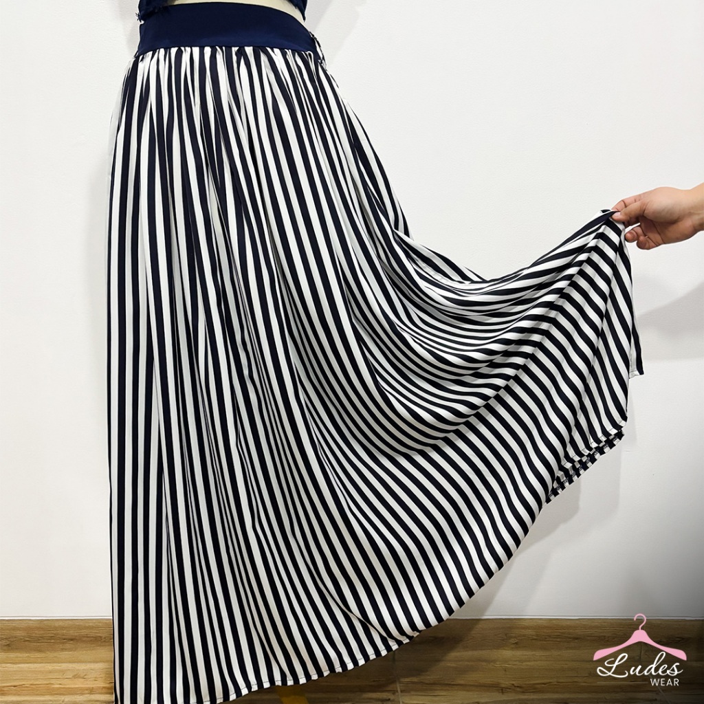Rok Plisket Garis Hitam Putih – Stylish & Flowy
