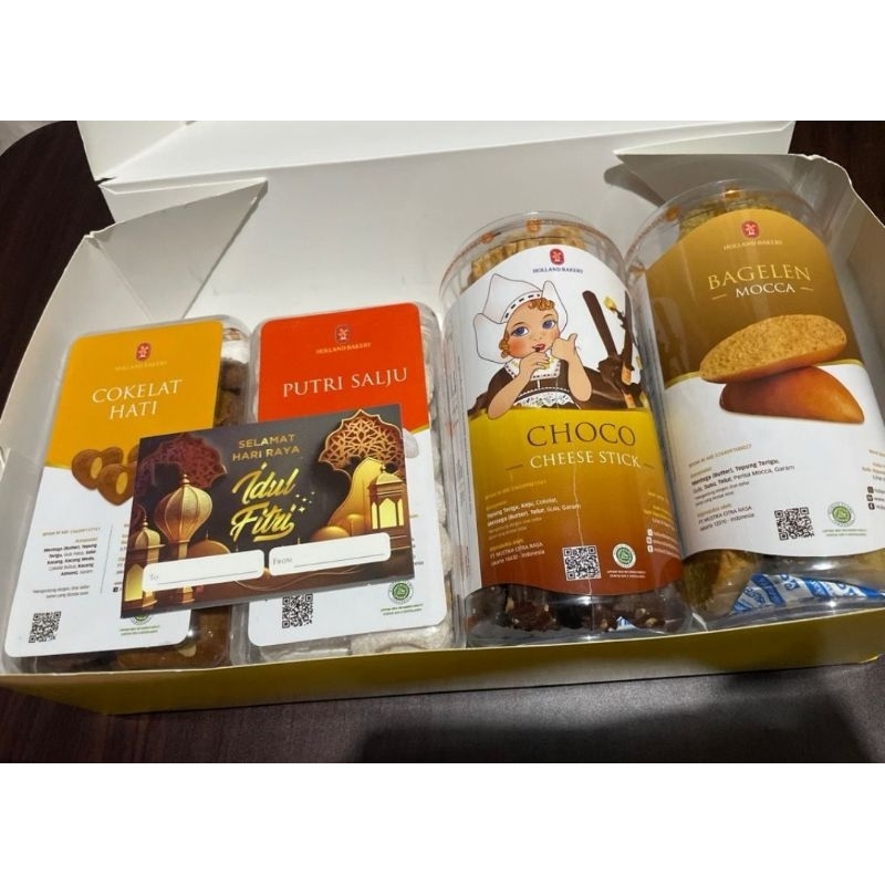 

hampers holand bakery include kartu ucapan,pita ramadan,bag ramadan