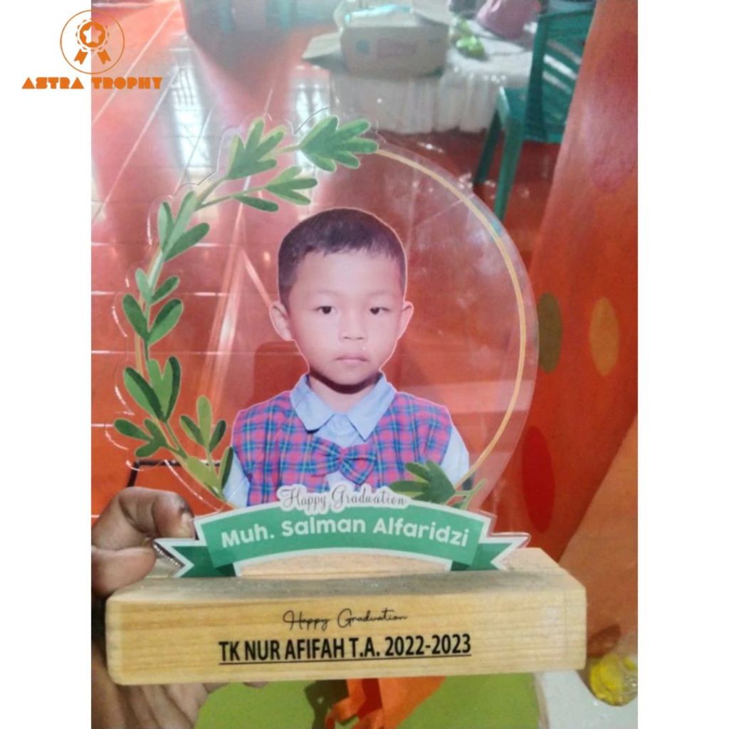 Plakat Akrilik Wisuda Foto Anak Tatakan Kayu Custom