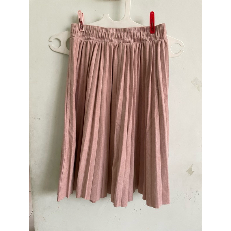 PRELOVED rok lipit plisket warna pink muda