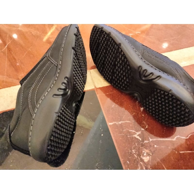 slip on 100%leather clarks pro