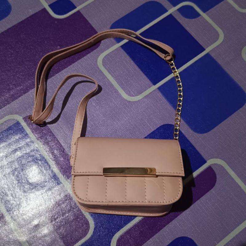 tas mini mungil muat hp kecil aja hp gede kd muat ini ukuran 13 cm aja halus