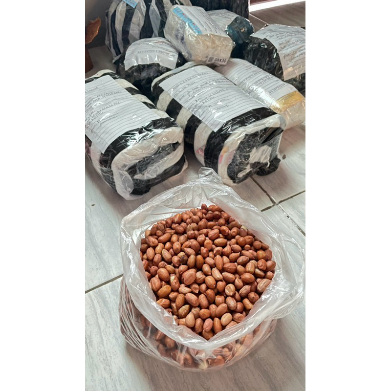 

kacang tanah mentah 1kg. PREMIUM HASIL TANI