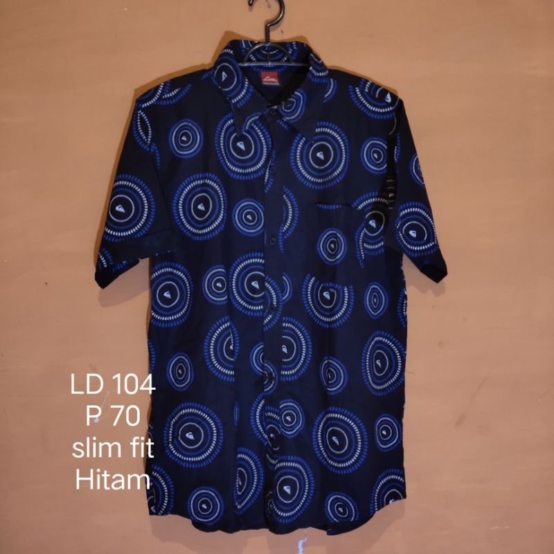 kemeja vintage brand quiksilver size M warna hitam second