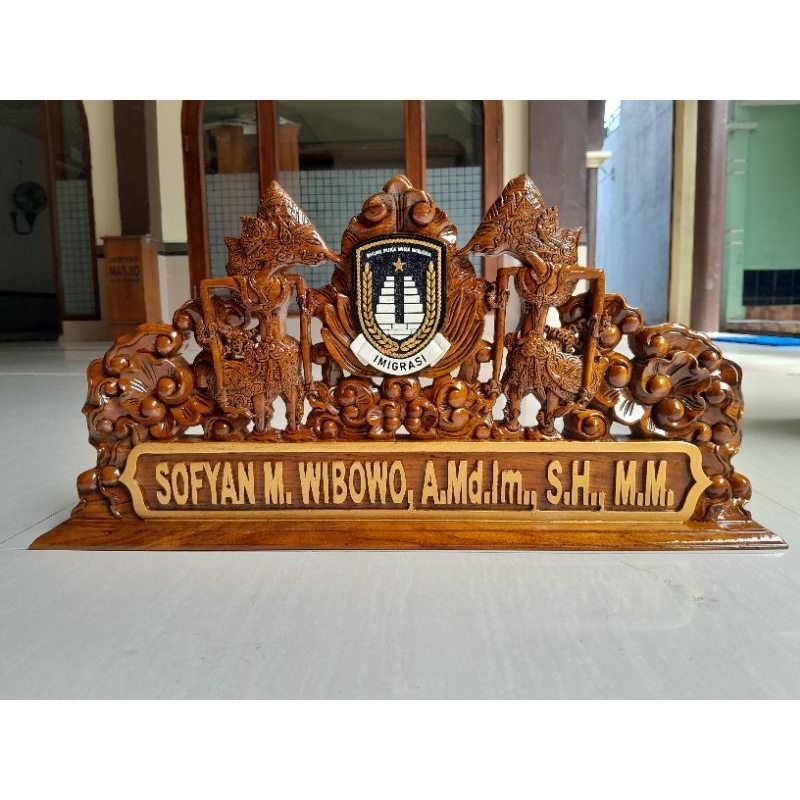 

papan nama kayu meja jabatan motif wayang