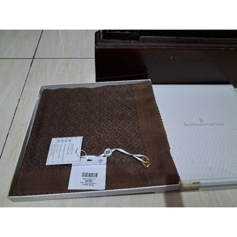 Buttonscarves Tapis Square Warna ginger bread