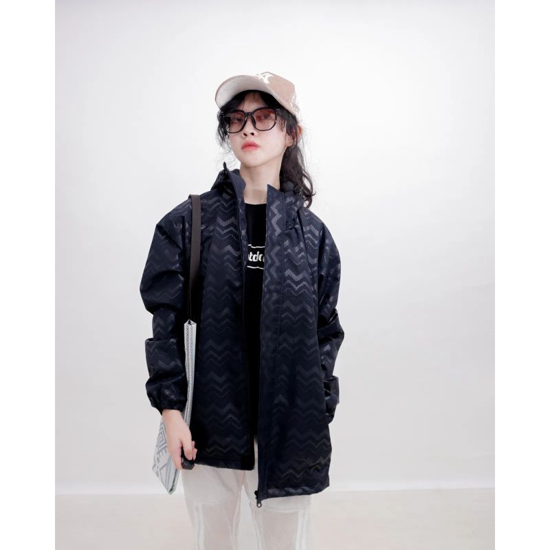 Jaket Waterproof Motif Zigzag Emboss Hitam