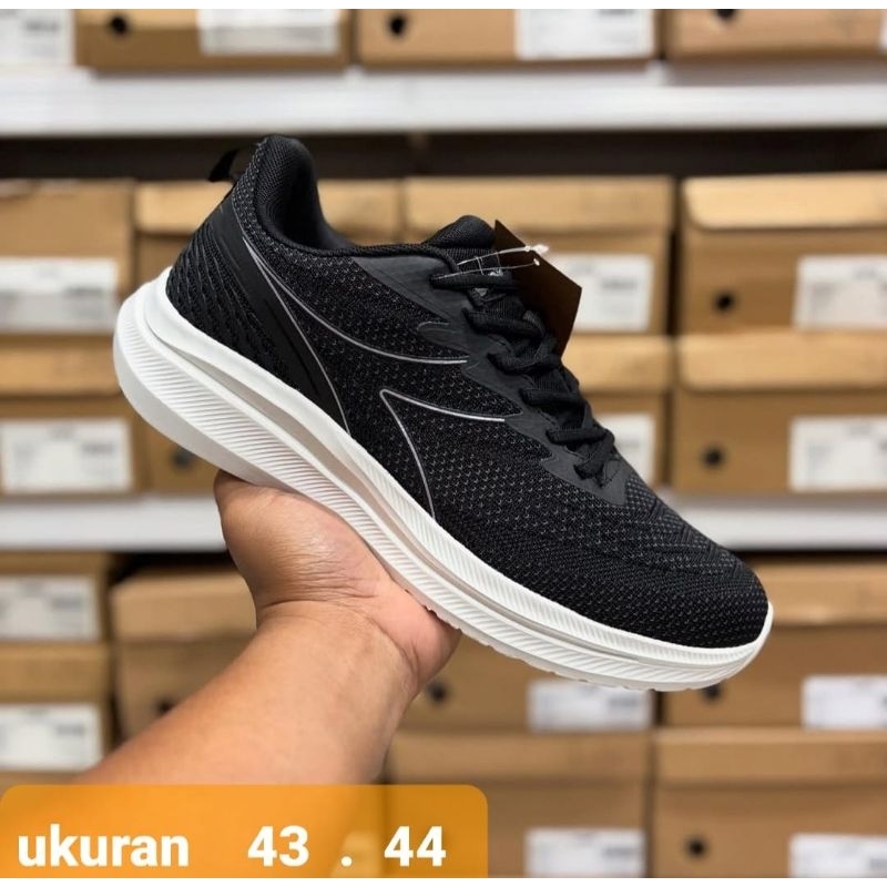 sepatu sport runing diadora hitam original