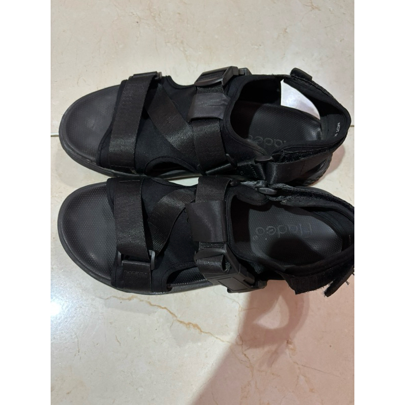 preloved sepatu sendal laki-laki merk fladeo