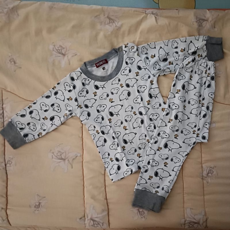 PRELOVED Baju Tidur Anak isi 2 setel motif Snoopy dan Peter Rabbit