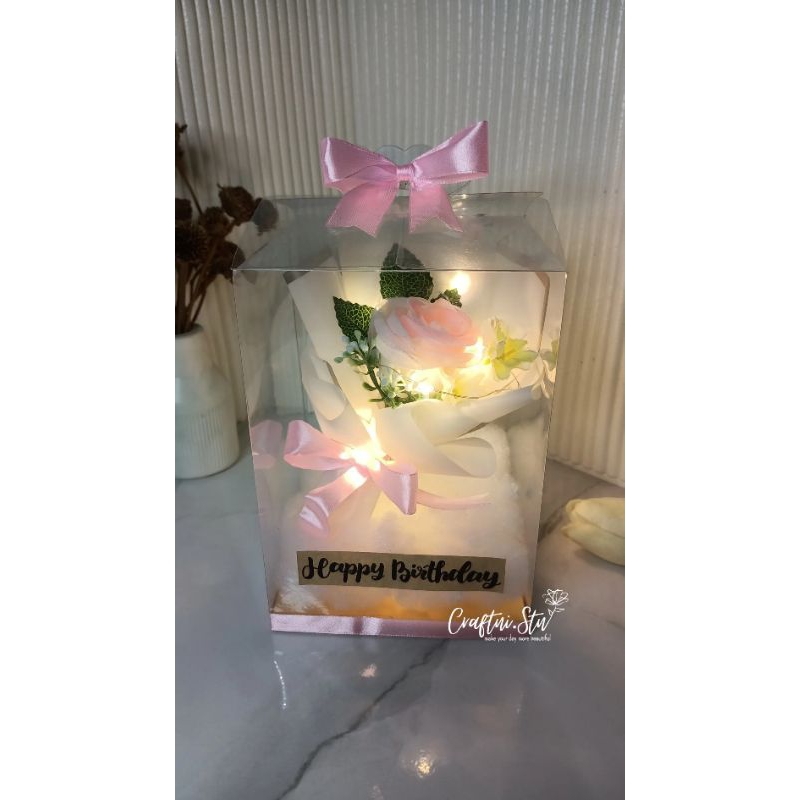BUKET BUNGA IN BOX / HADIAH / BUKET PADA BOX MIKA / KADO UNIK / KADO WISUDA