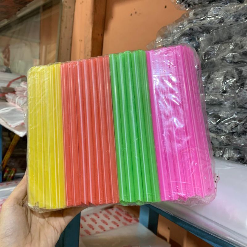 Sedotan besar plastik warna