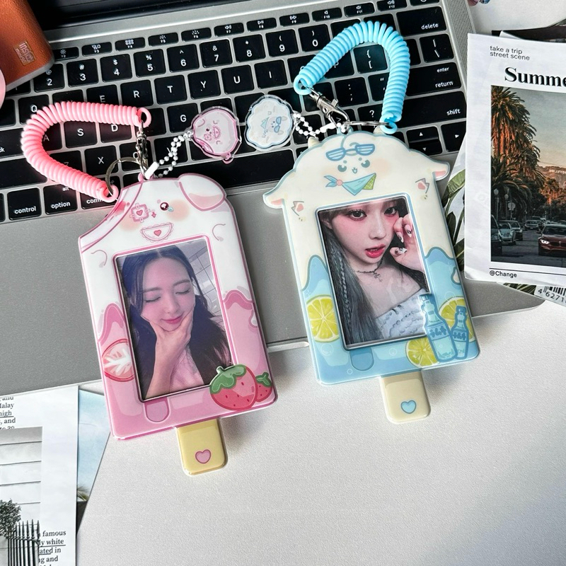 

Tempat Kartu PVC 3 Inch – Holder Kartu Card Holder/ Pelindung Kartu Polaroid / Gantungan Dekorasi Kartu Foto Kpop Idol