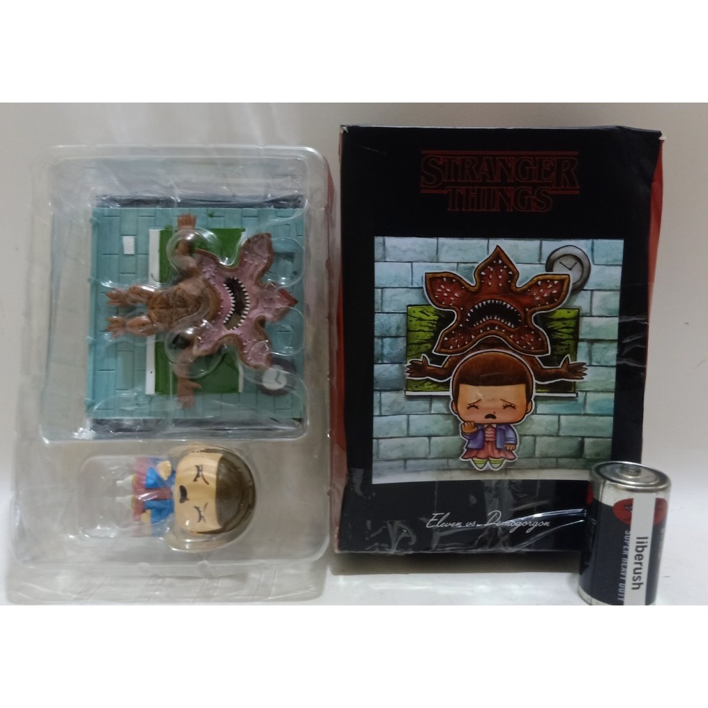 Lootcrate exclusive Strangers things eleven vs demogorgon figure diorama display merchandise collect