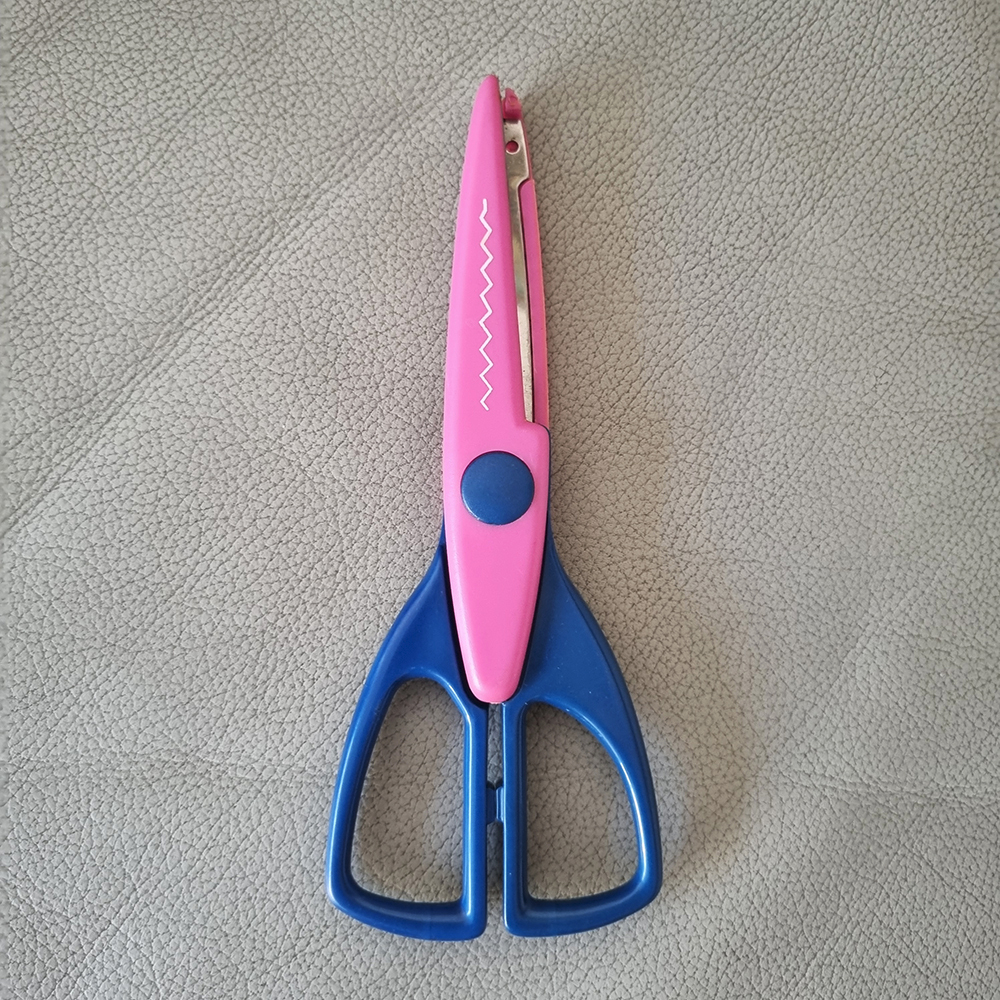 

PRELOVED GUNTING KERTAS ZIGZAG GERIGI KONDISI SANGAT BAGUS